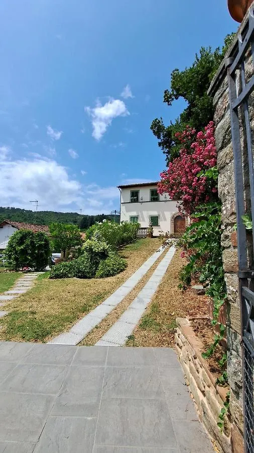 Villa Castel Del Monte Pescia 0*,